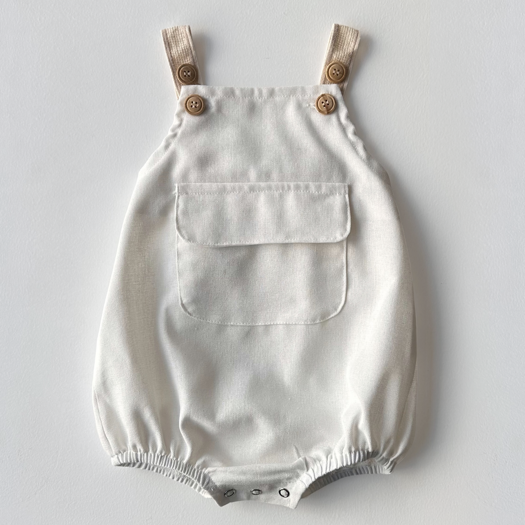 Jardineira infantil em linho Off White - Loja Minicute