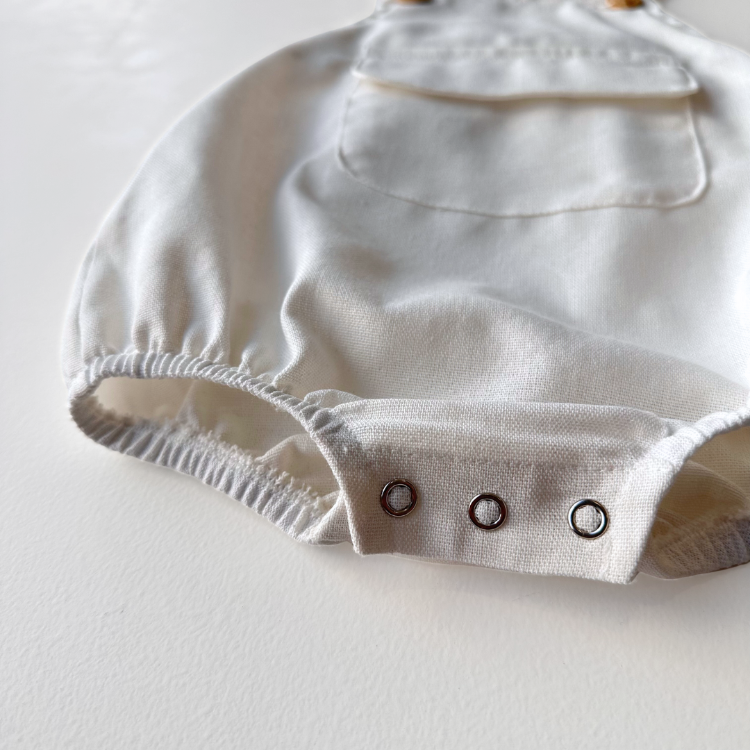 Jardineira infantil em linho Off White - Loja Minicute