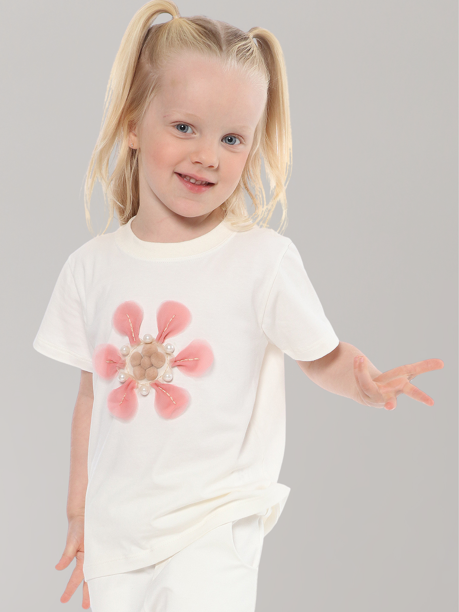 Camiseta Infantil com Bordado Flor